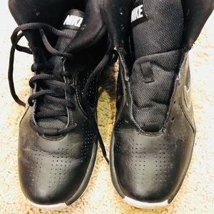 EUC KIds Nike indoor basketball 🏀 shoes